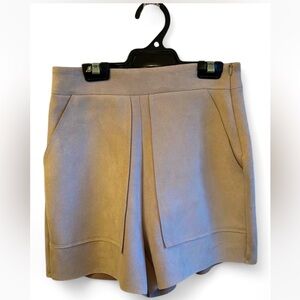 Chic high-waisted faux suede shorts Soft, luxe feel & stylish oversized pockets